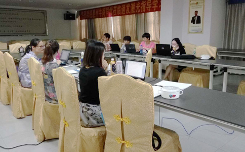  各家的客服美女真是巾幗不讓須眉啊，學(xué)習(xí)工作兩不誤